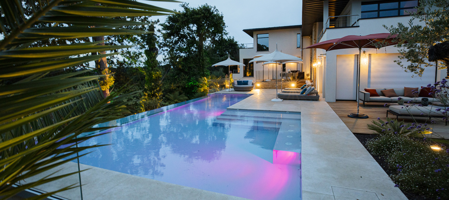 piscine paroi verre nuit lequertier paysagiste