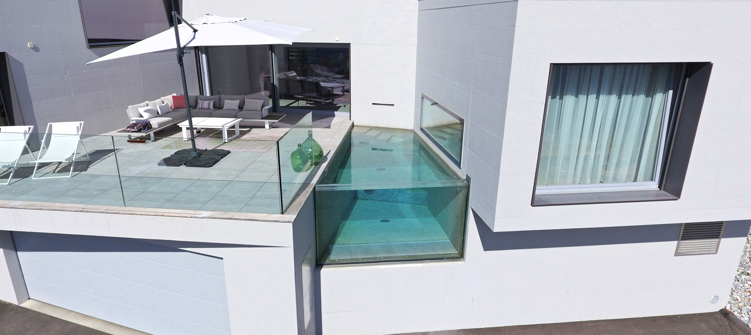 piscine paroi vitrée suisse