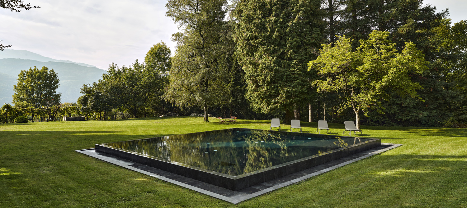 piscine semi-entérrée béton