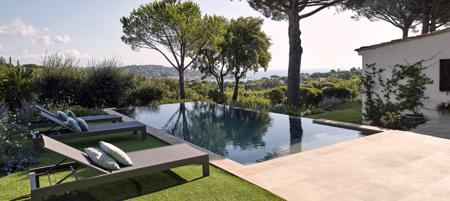 jardin mediterraneen avec piscine nuances de bleu
