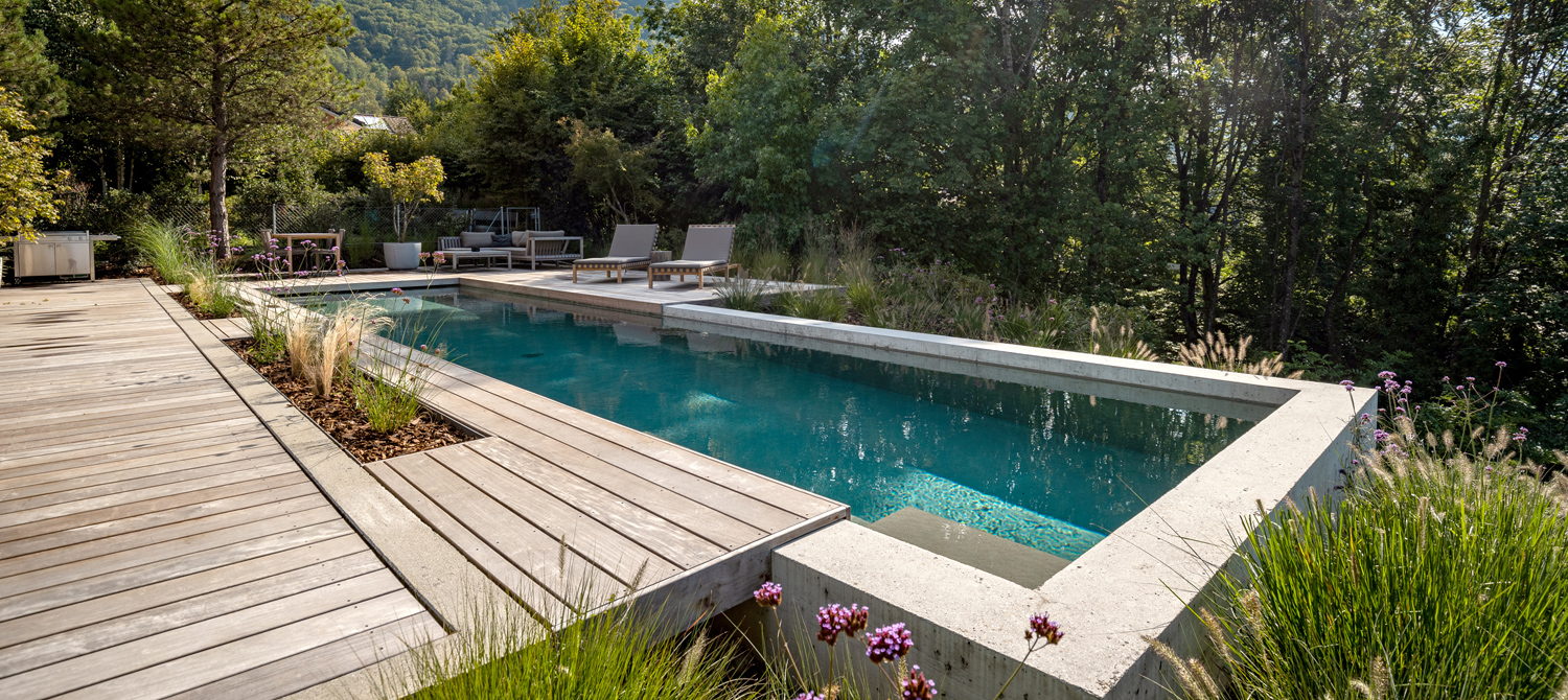 jardin sauvage avec piscine beton