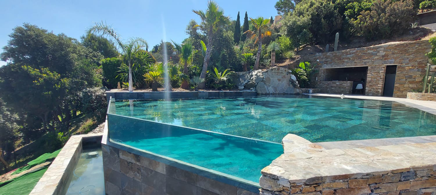 piscine avec paroi de verre carre bleu var