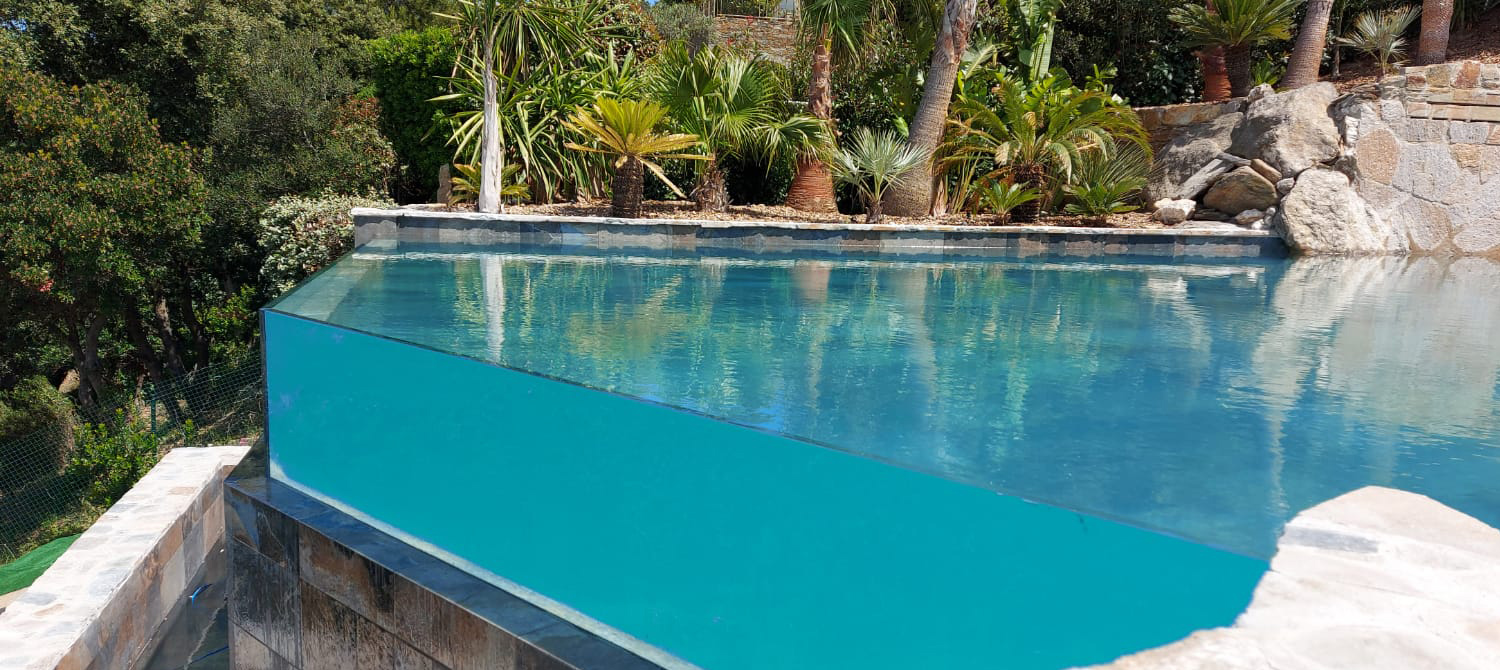 piscine avec vitre carre bleu draguignan