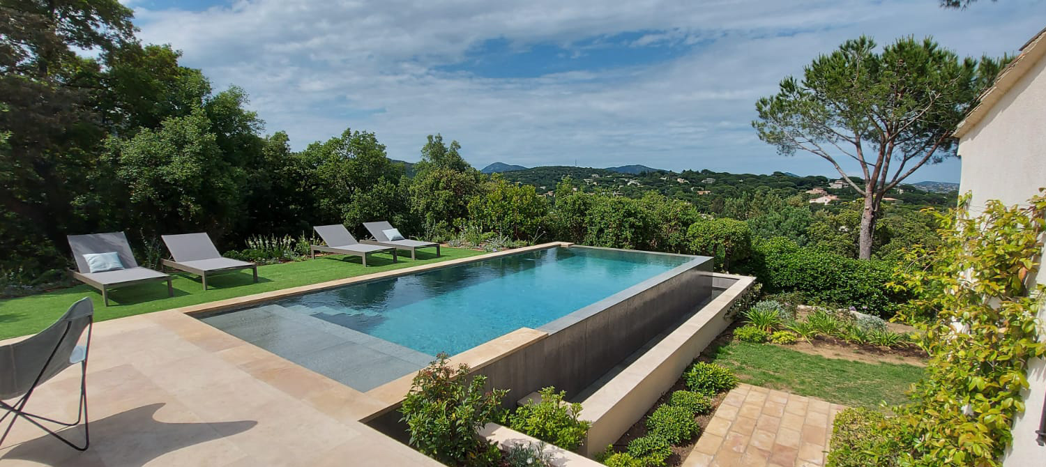 piscine debordement avec plage immergee 83