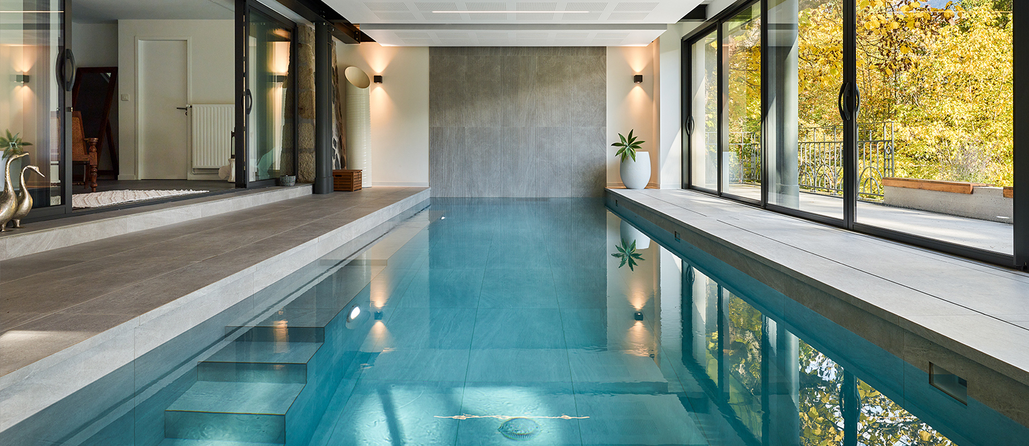 Piscine intérieure contemporaine ouverte sur la nature