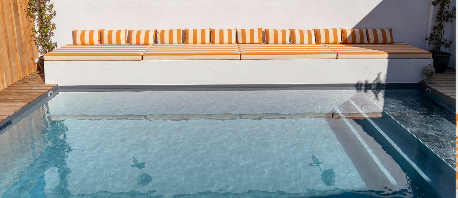 Rayures jaunes et blanches autour de la piscine