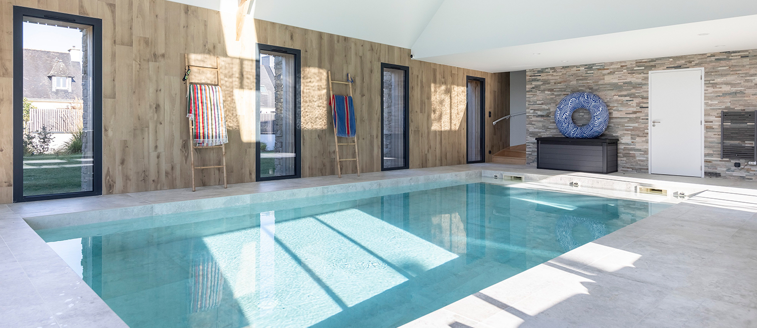 Une piscine intérieure à l'architecture responsable inspirée par l'océan