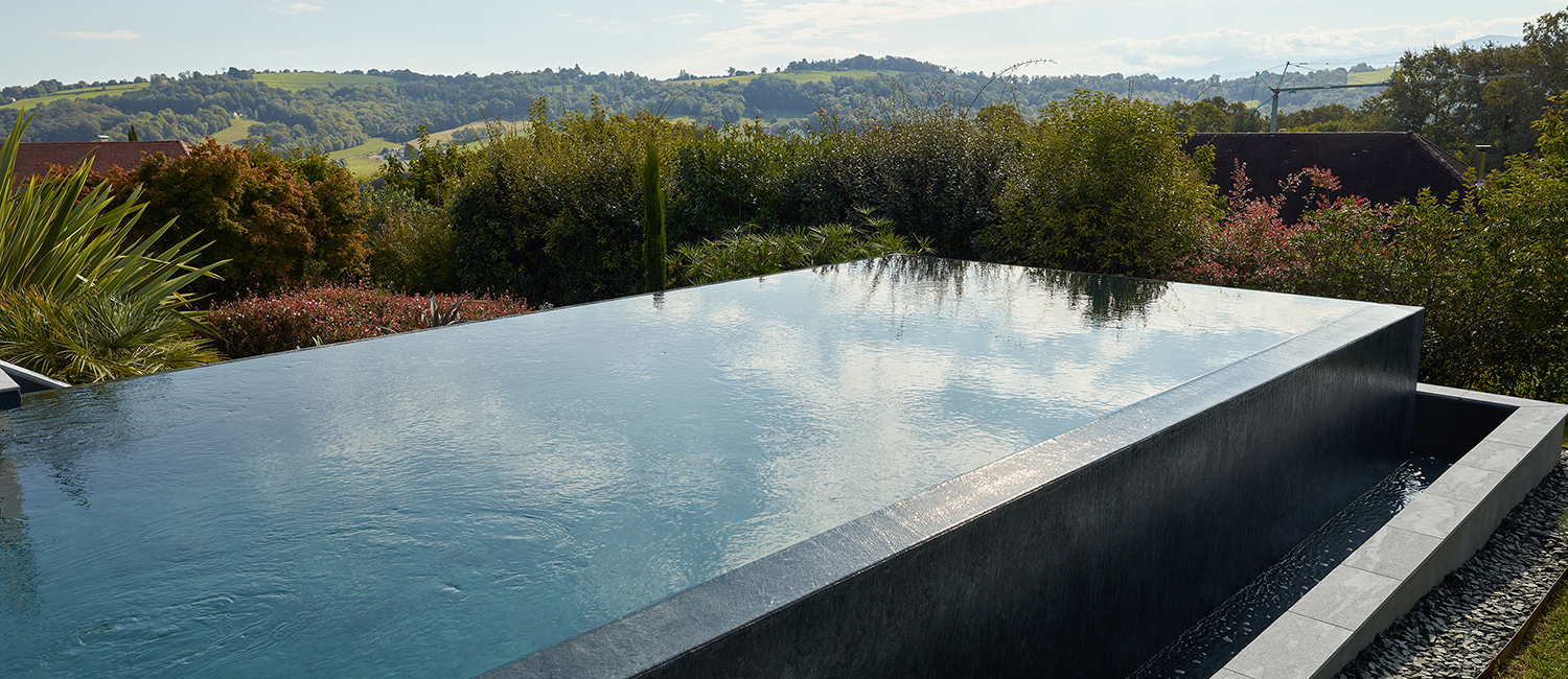 Piscine à débordement connectée