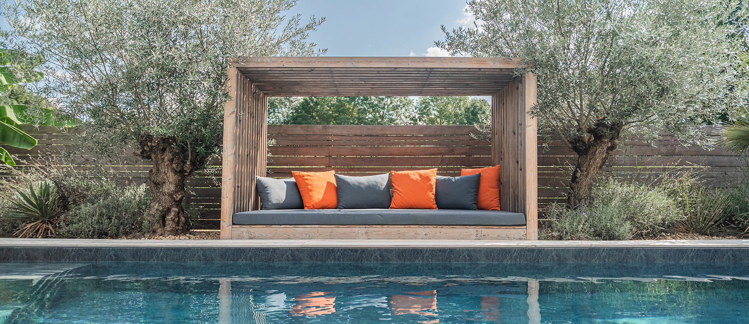 Piscine familiale avec un escalier banquette sur-mesure