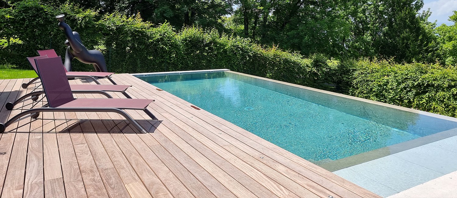 Une piscine à débordement en béton brut résolument contemporaine