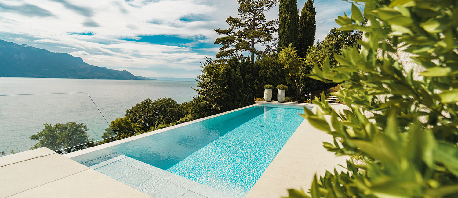 Piscine à débordement aux lignes modernes et épurées