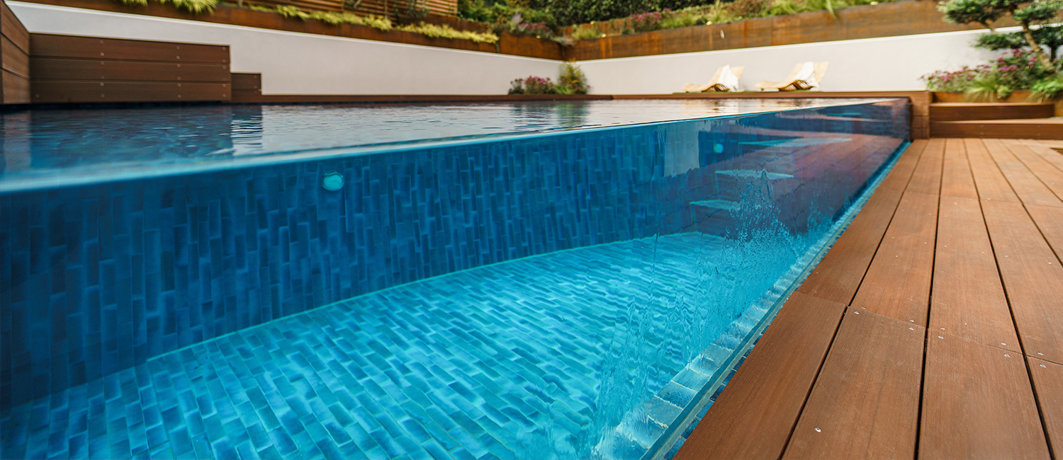 Une piscine en carrelage révélée par une paroi vitrée
