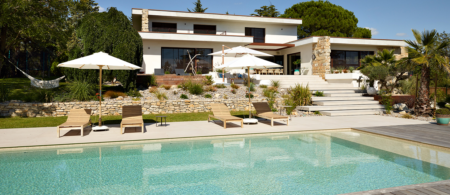 Piscine rénovée : lignes épurées, design contemporain