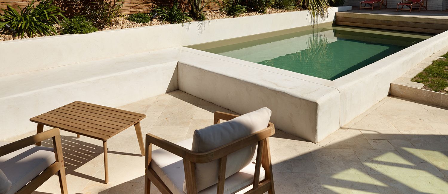 Petite piscine semi-enterrée à l’élégance naturelle