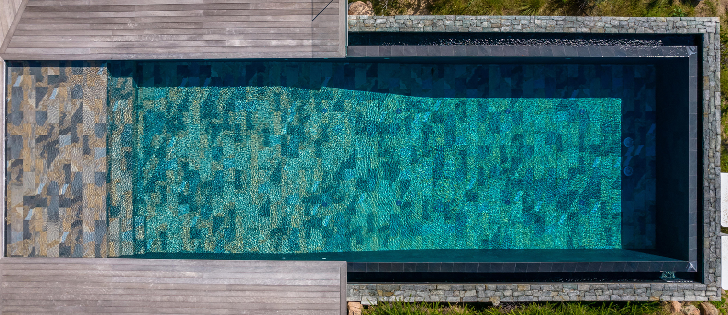 Piscine à débordement en Corse vue du ciel