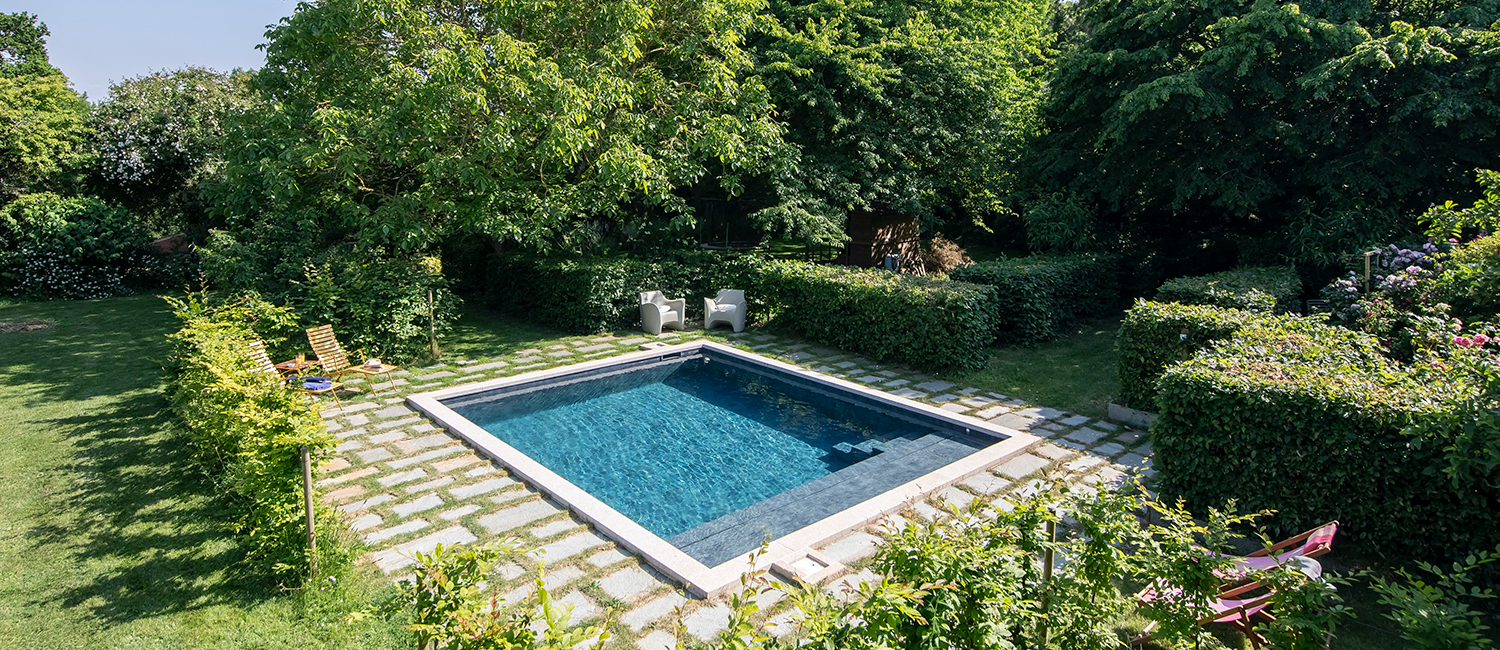 Une piscine carrée au cœur de la campagne près de Dinan