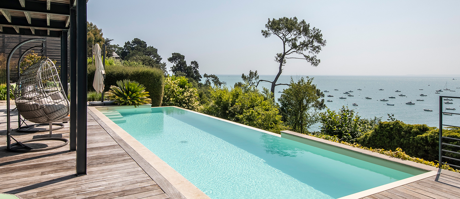 Une piscine à débordement à Cancale