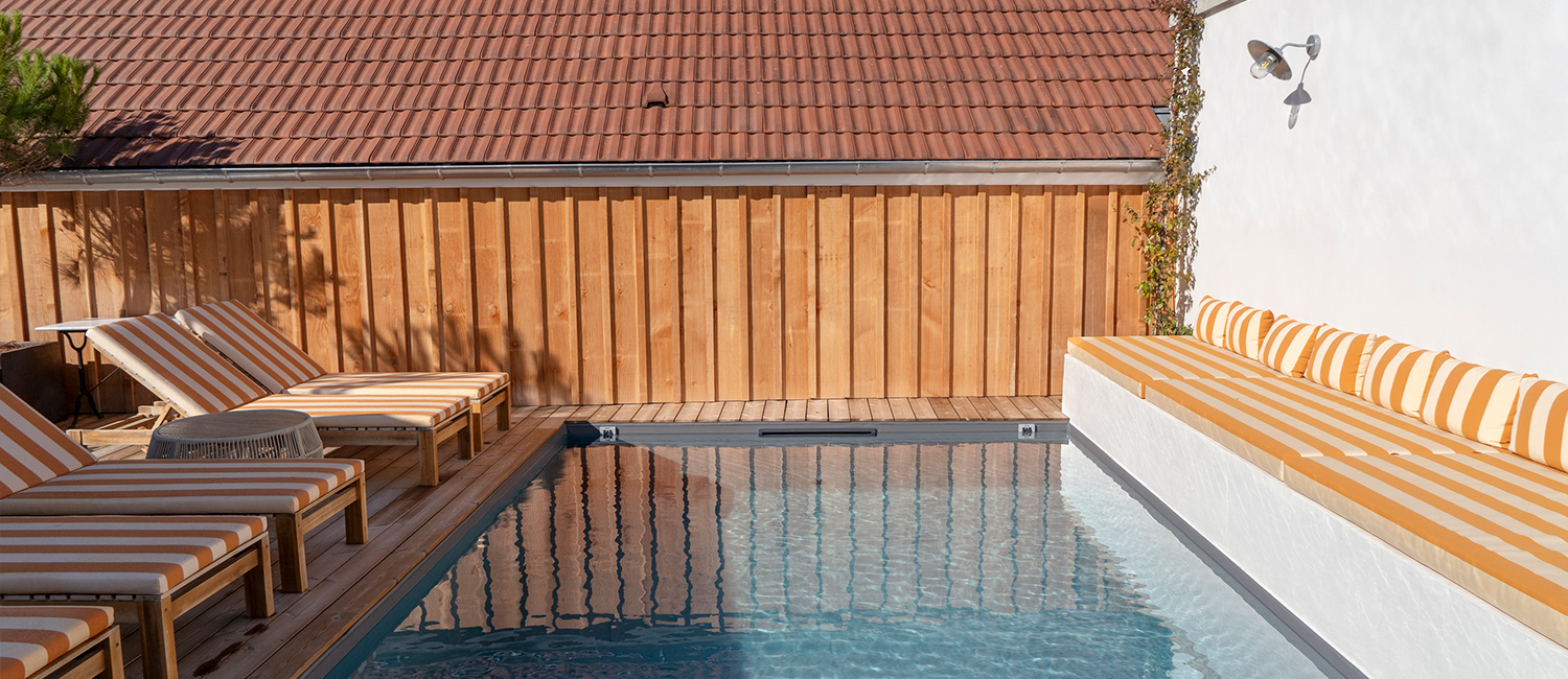 Rayures jaunes et blanches autour de la piscine