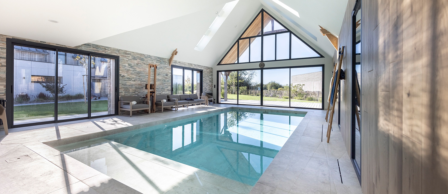 Une piscine intérieure à l'architecture responsable inspirée par l'océan