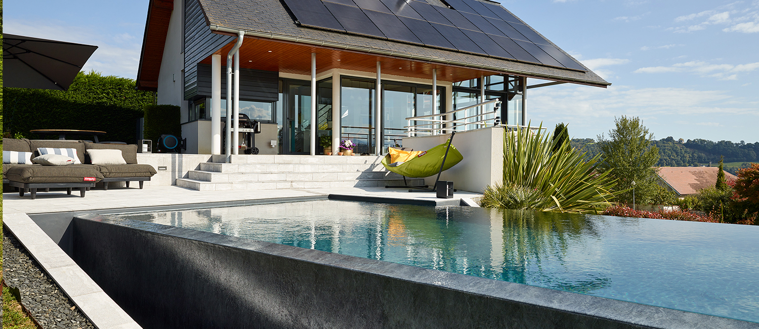 Piscine à débordement connectée