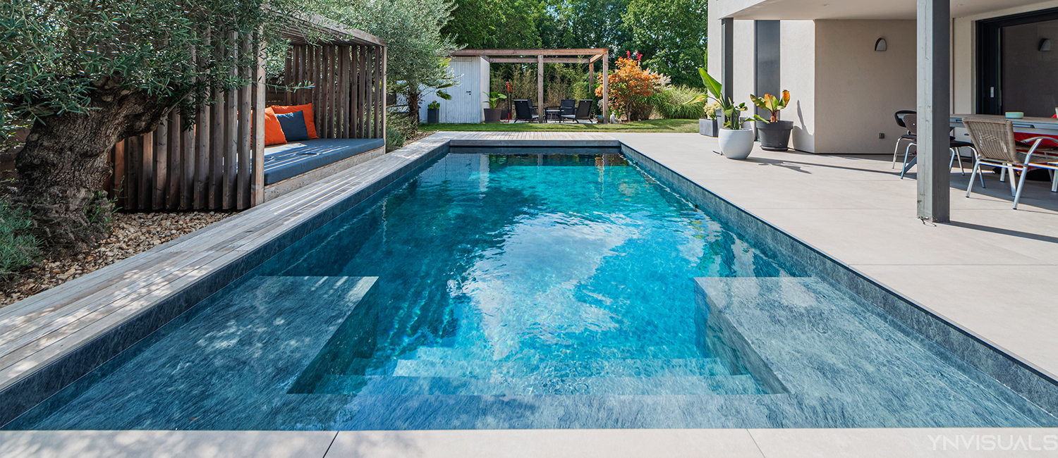 Piscine familiale avec un escalier banquette sur-mesure