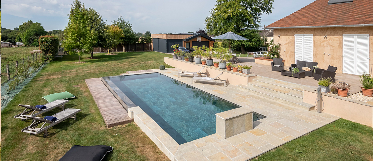 Une piscine à débordement sur-mesure près du Mans