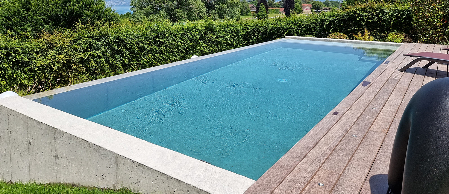 Une piscine à débordement en béton brut résolument contemporaine