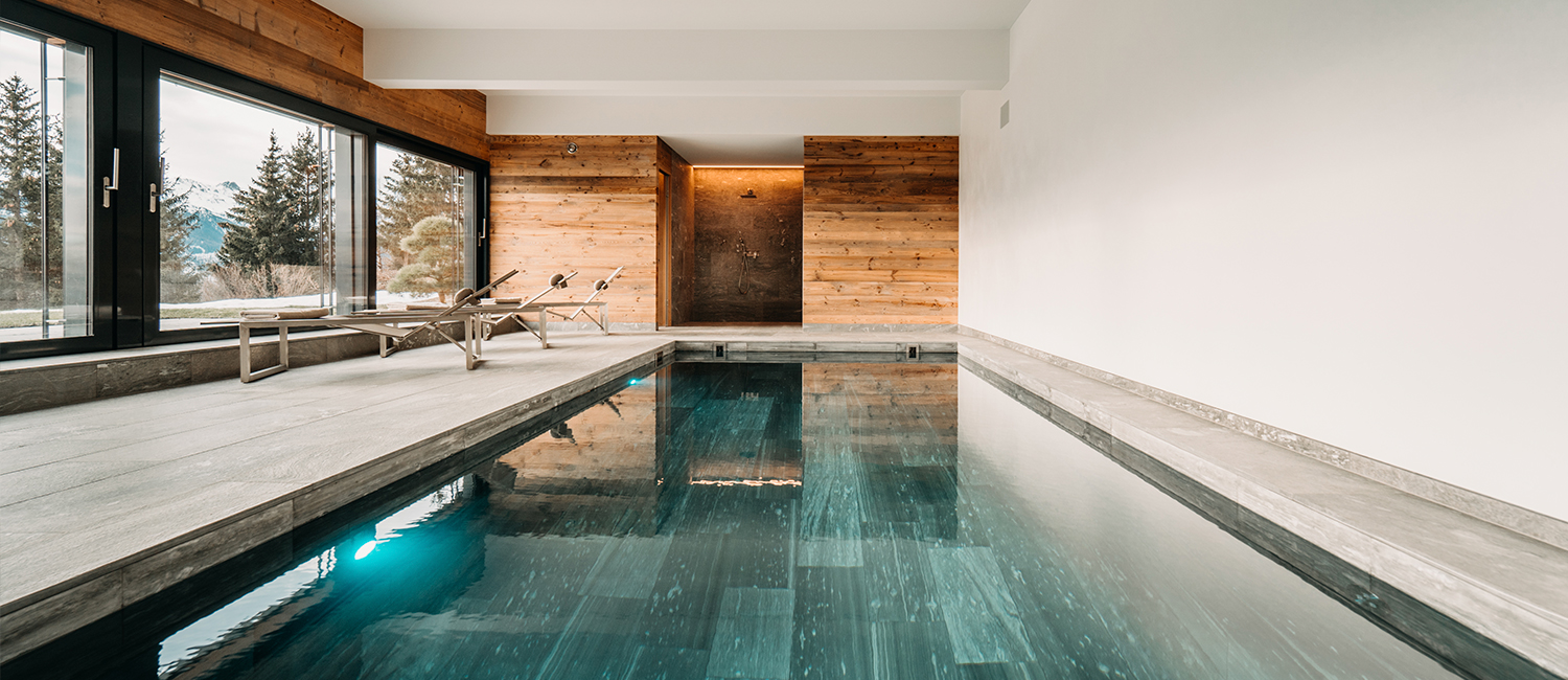Nouvelles dimensions pour cette piscine intérieure en carrelage