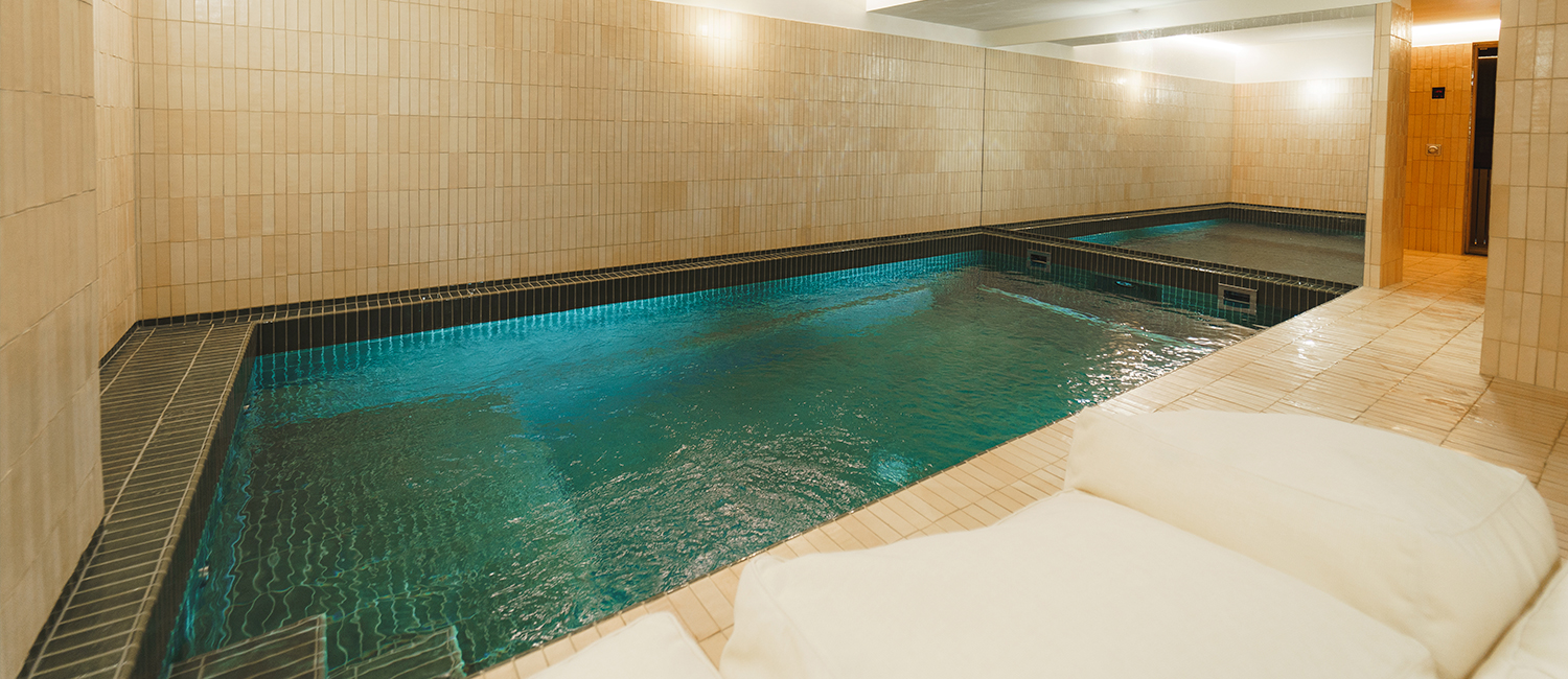 Petite piscine intérieure oasis bien-être