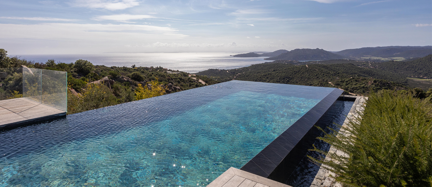 Piscine à débordement en Corse