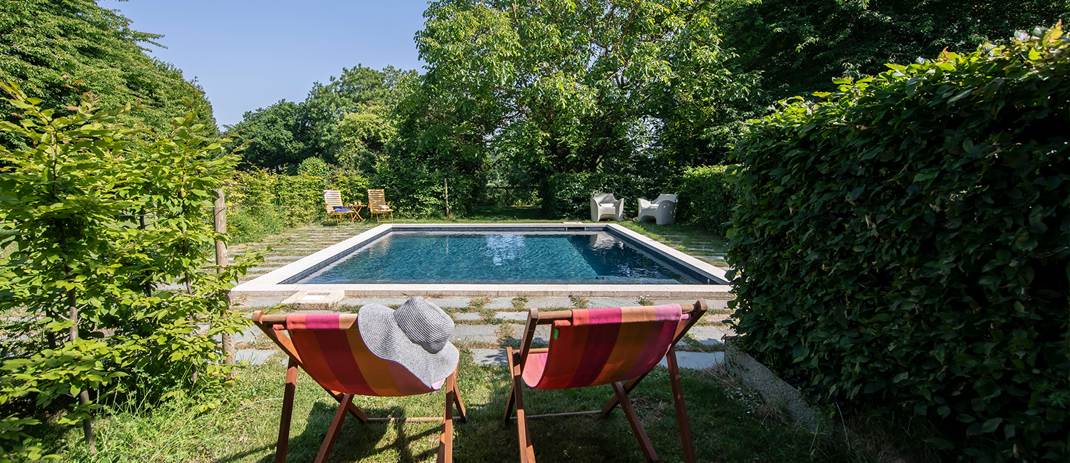 Une piscine carrée au cœur de la campagne près de Dinan