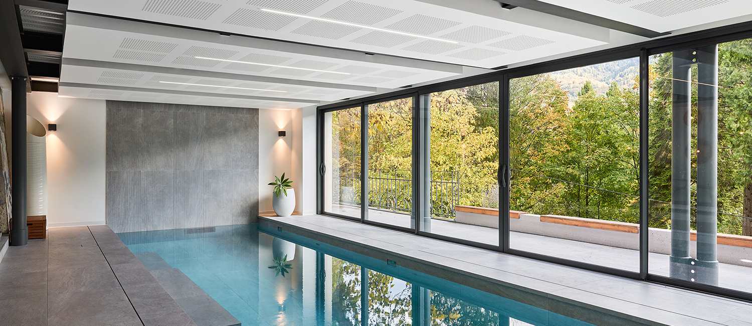 Piscine intérieure contemporaine ouverte sur la nature