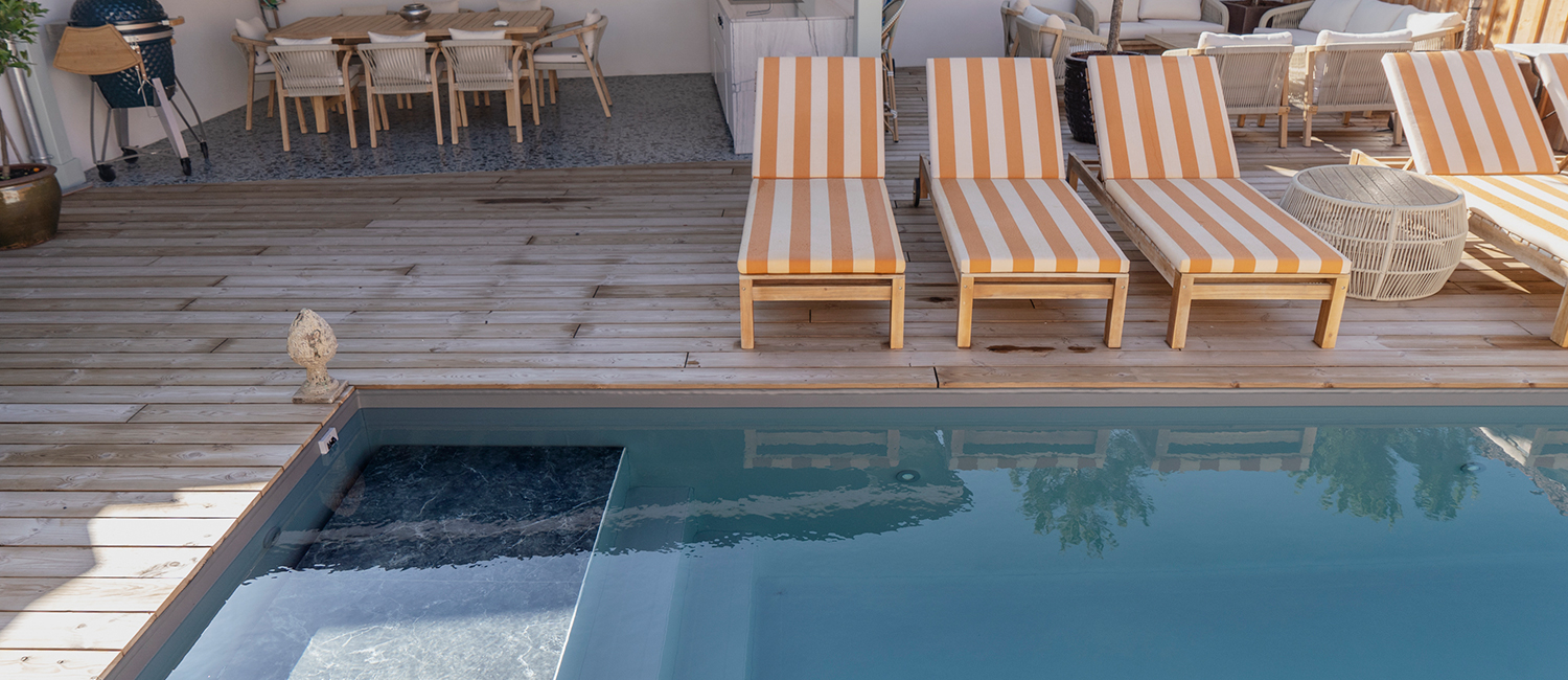 Rayures jaunes et blanches autour de la piscine