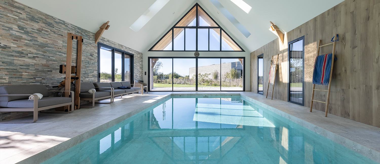 Une piscine intérieure à l'architecture responsable inspirée par l'océan
