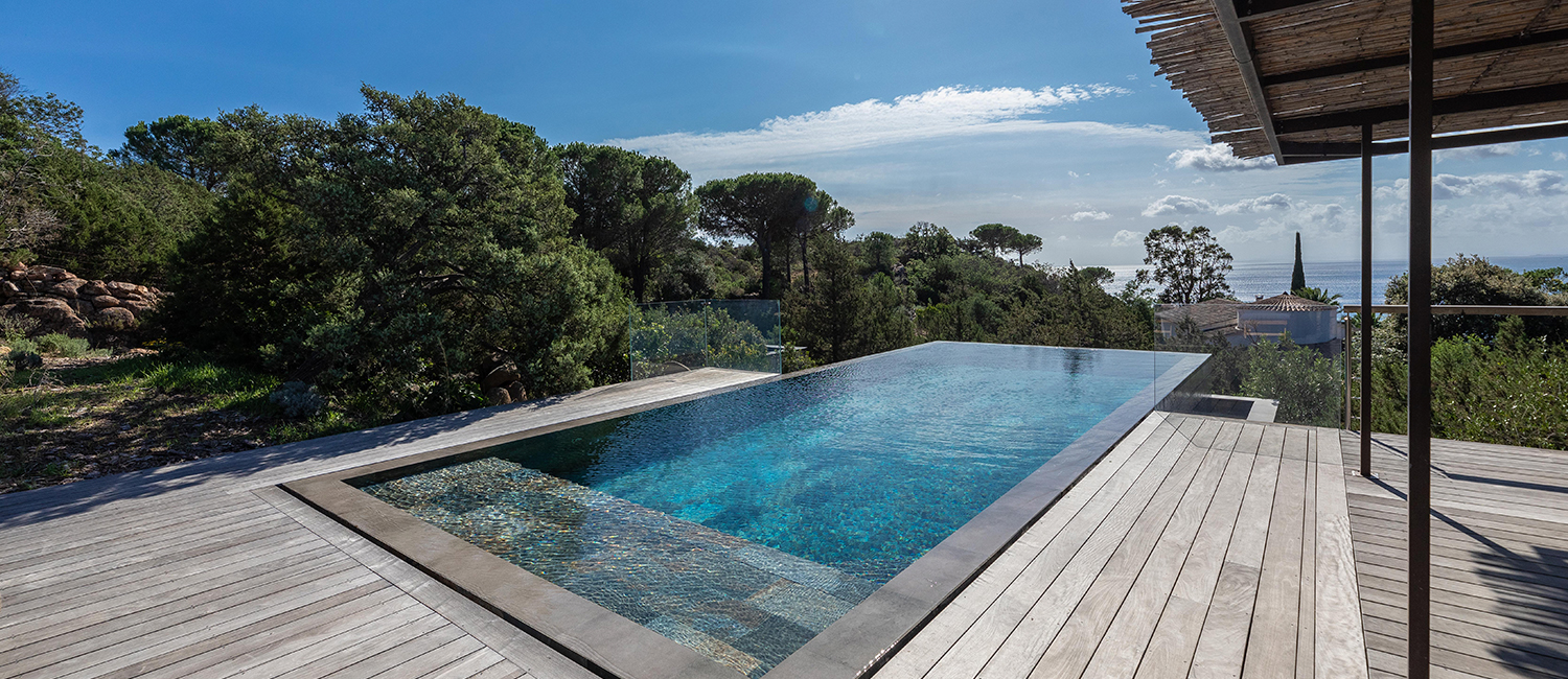 Piscine à débordement en Corse dans un écrin de nature