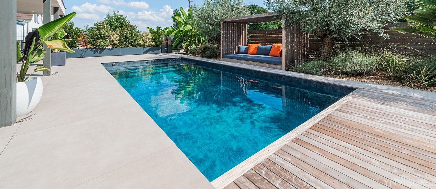 Piscine familiale avec un escalier banquette sur-mesure