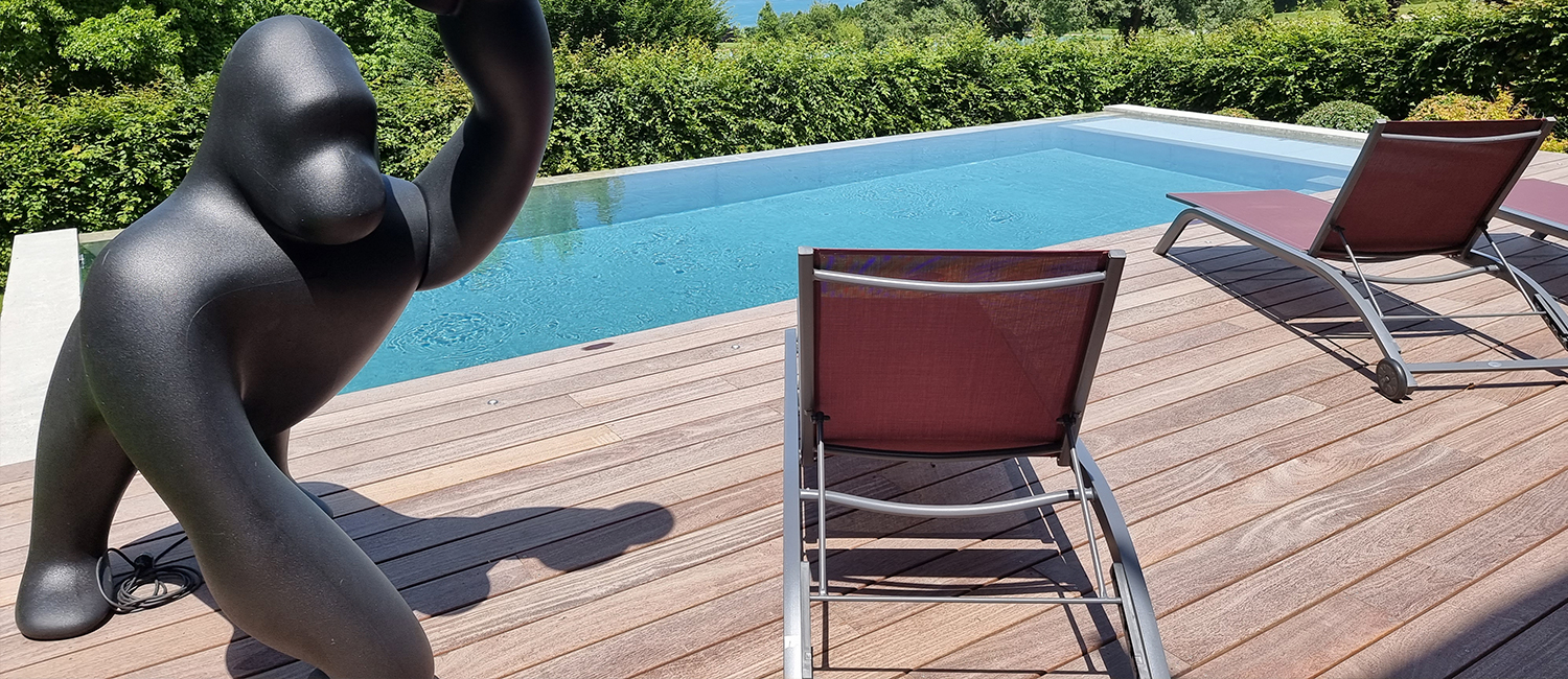 Une piscine à débordement en béton brut résolument contemporaine