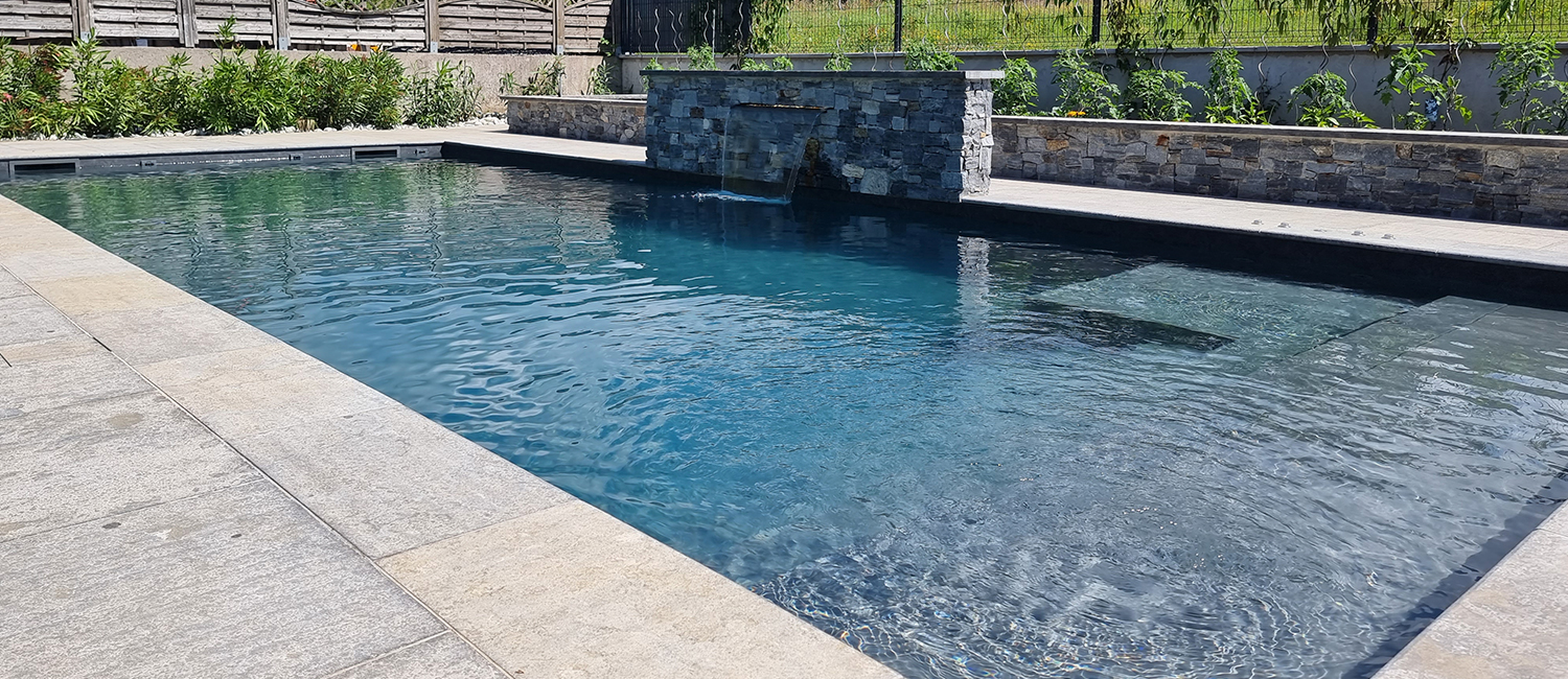 Une piscine connectée près d’Evian nichée dans un écrin de verdure