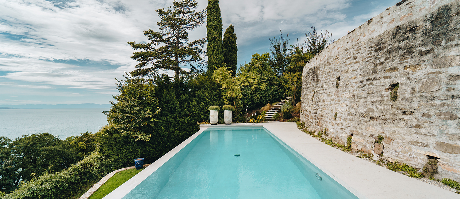 Piscine à débordement aux lignes modernes et épurées