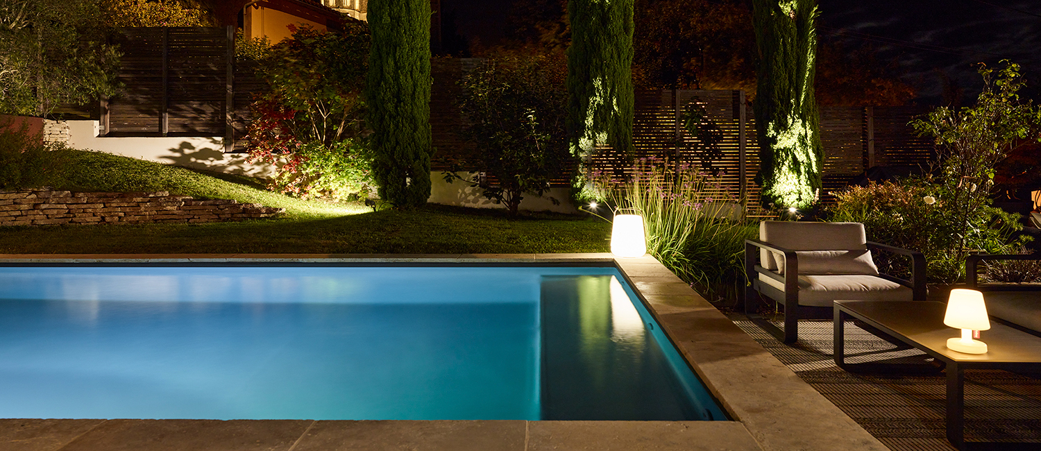 Nuit d’été à Toulouse autour d’une petite piscine
