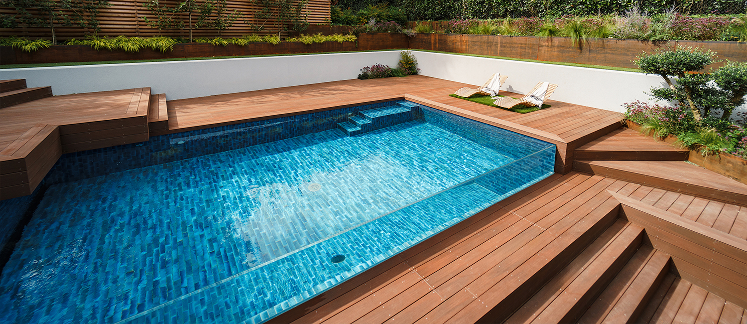Une piscine en carrelage révélée par une paroi vitrée