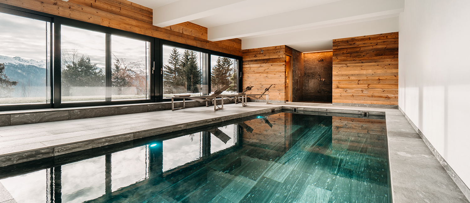 Nouvelles dimensions pour cette piscine intérieure en carrelage