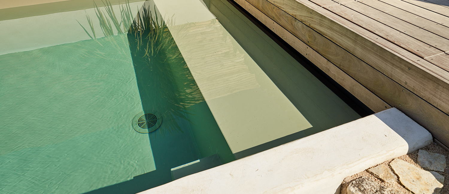 Petite piscine semi-enterrée à l’élégance naturelle