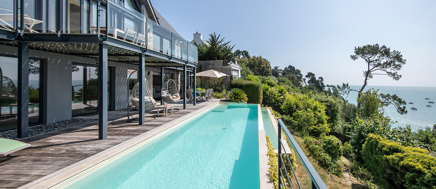 Une piscine à débordement à Cancale