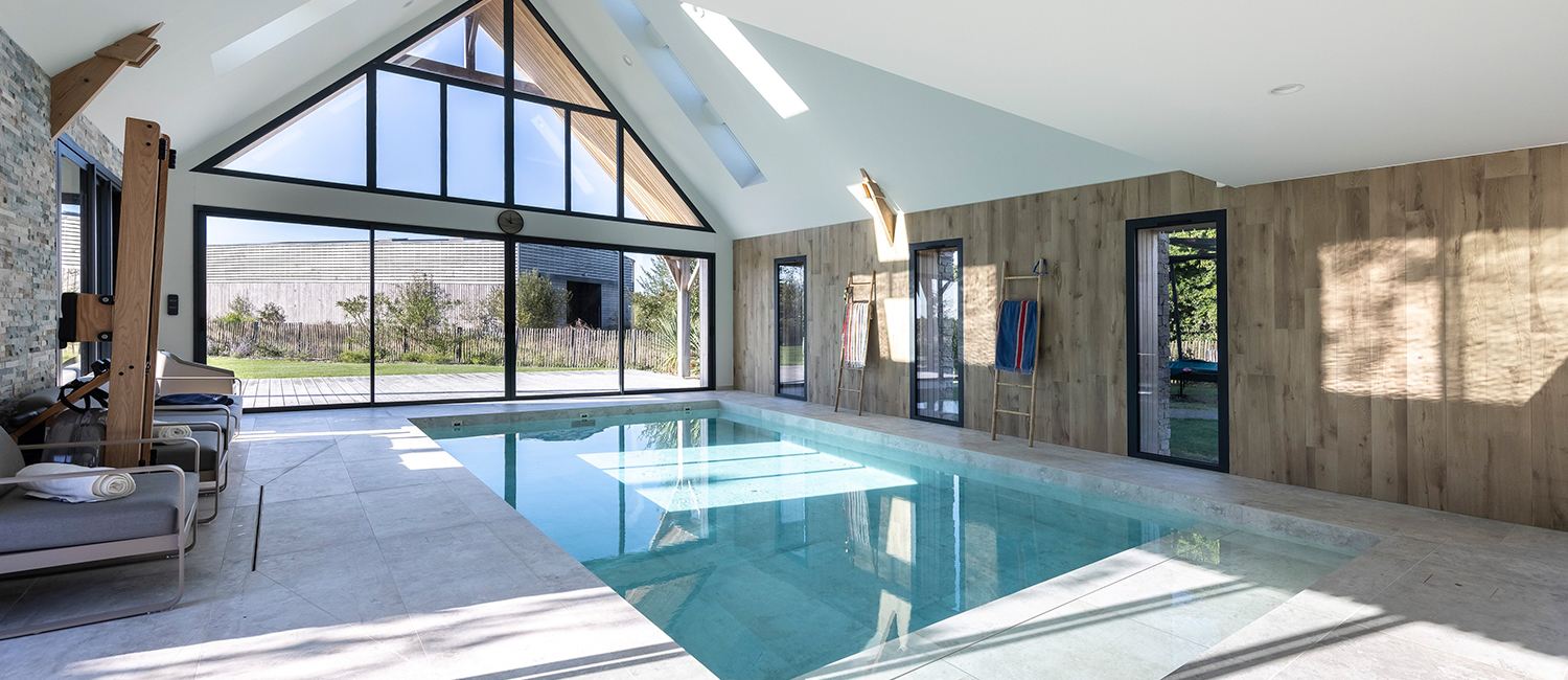 Une piscine intérieure à l'architecture responsable inspirée par l'océan