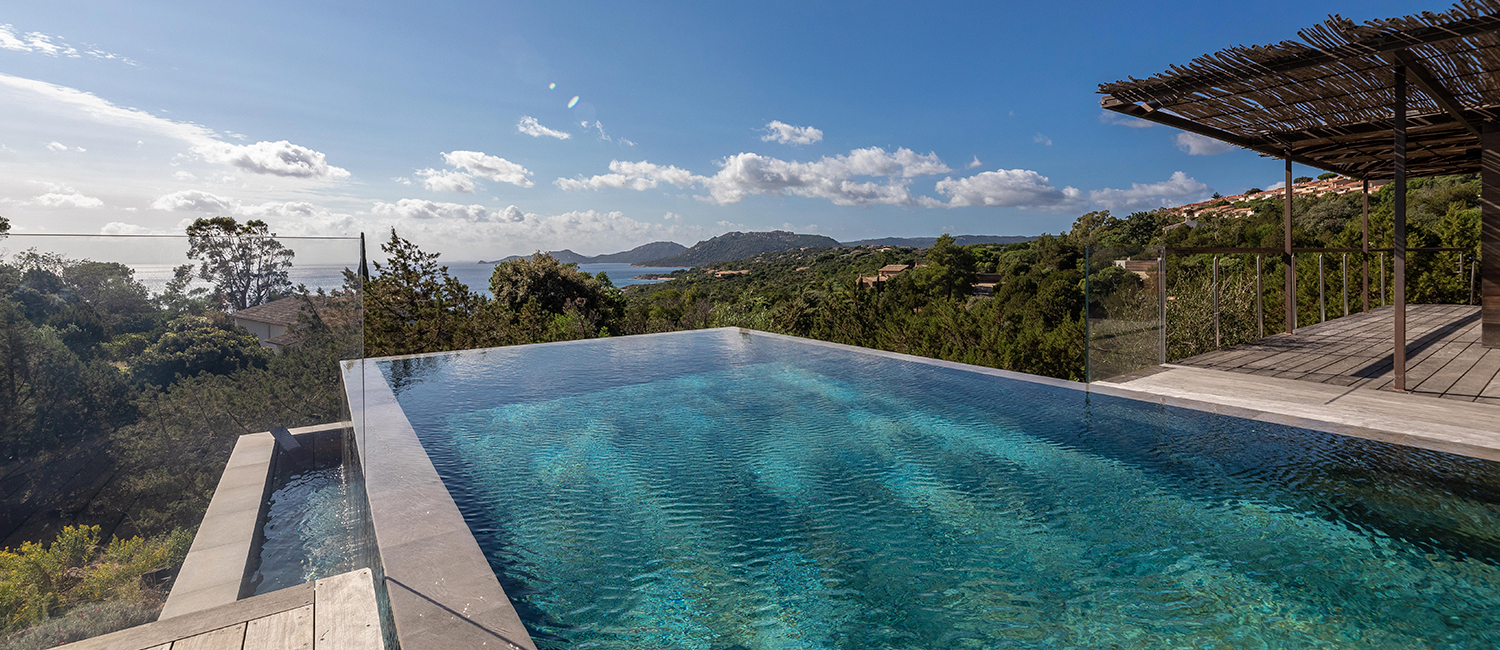 Piscine à débordement en Corse dans un écrin de nature