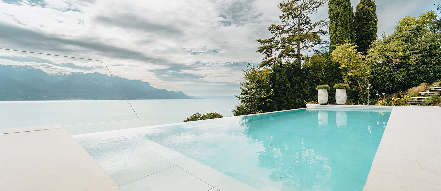 Piscine à débordement aux lignes modernes et épurées