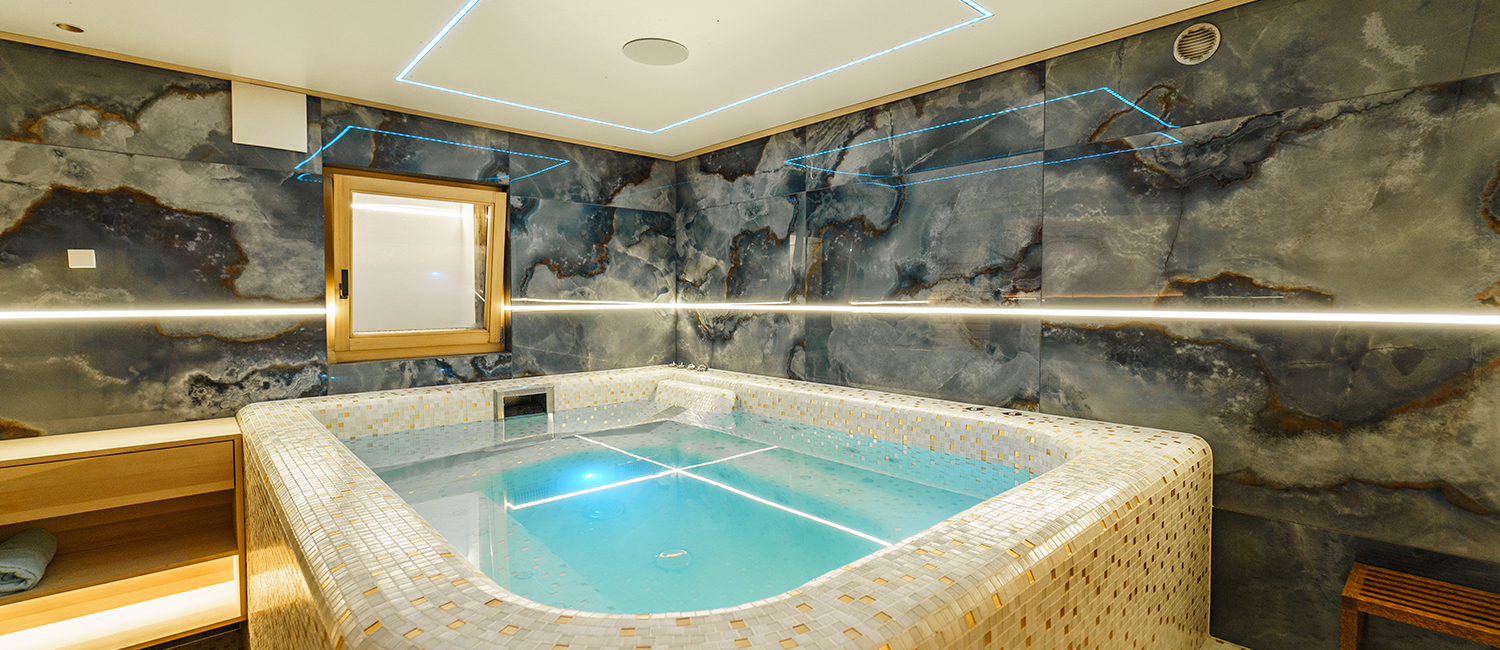 espace wellness moderne avec spa sauna
