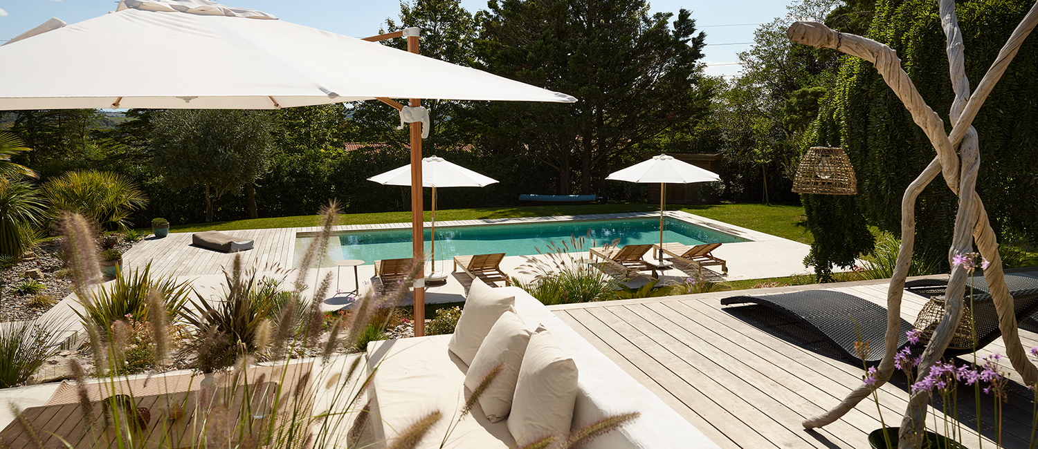 Piscine rénovée : lignes épurées, design contemporain
