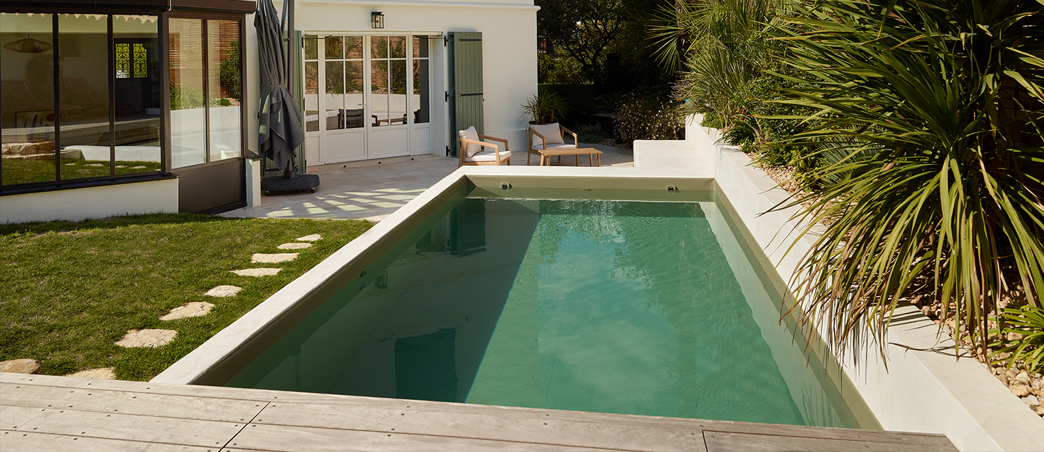 Petite piscine semi-enterrée à l’élégance naturelle